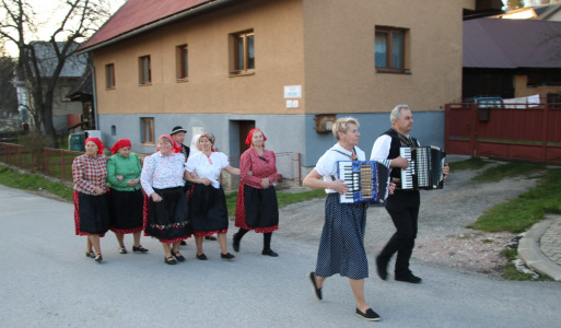 Stavanie mája 