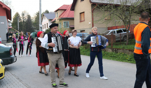 Stavanie mája 
