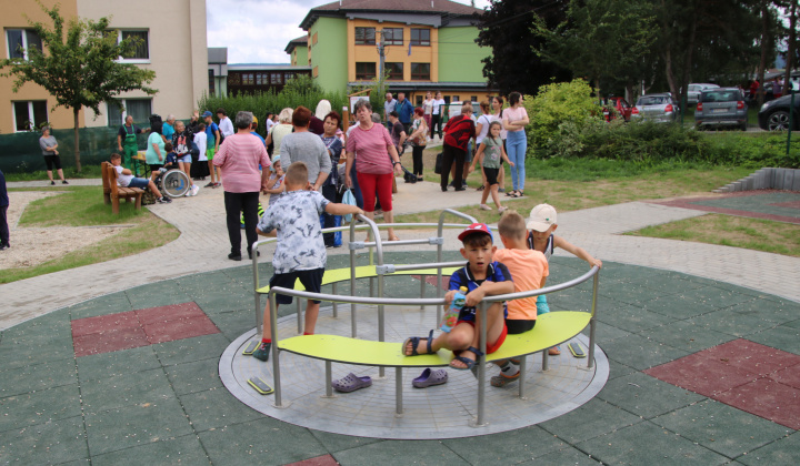 3. fotografia fotogalérie Otvorenie a požehnanie detské inkluzívneho ihriska